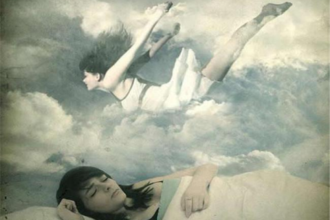 昨晚我梦见和一个死去了的女人说话，梦境背后的深层含义与心理解析