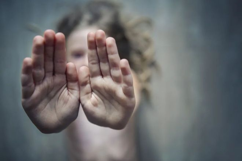 梦境中的情感纠葛，解析梦见生了一个小女孩，当时气得给她一个巴掌的深层含义