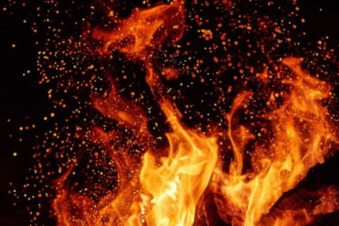 梦见床上起火了被子烧着了，梦境背后的深层预示与解析