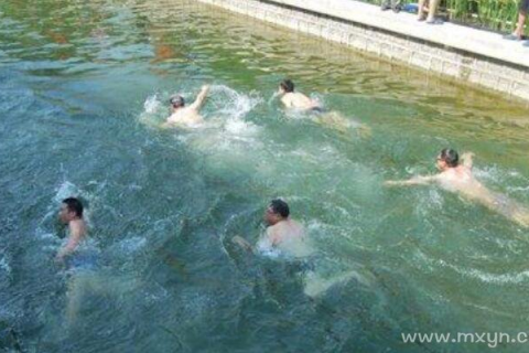 周公解梦，河里洗澡溺水又生还，寓意何在？