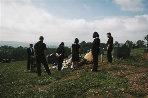 周公解梦，梦见家人出葬与邻家同葬的深层寓意