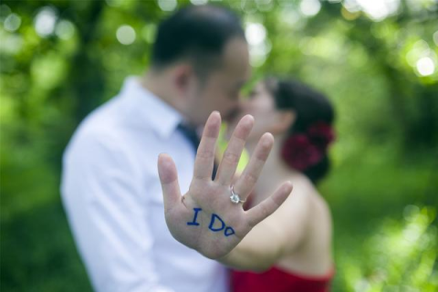 梦见自己结婚却因梳发烦恼，探索婚姻与自我认知的深层寓意