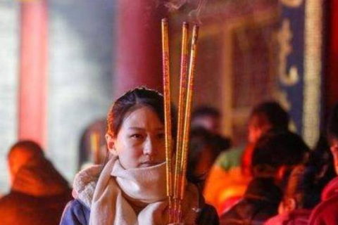 梦境中的虔诚，解析梦见好多人寺庙烧香拜佛的深层含义