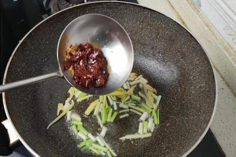 梦见捡鸡蛋，窝里有好多鸡蛋啊，我拿着感觉都还是热的，是咋回事？