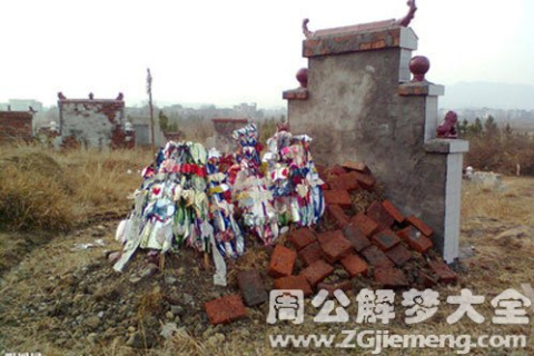 总是梦见自己坐在坟墓那里靠在坟墓上，解读梦境背后的深层含义