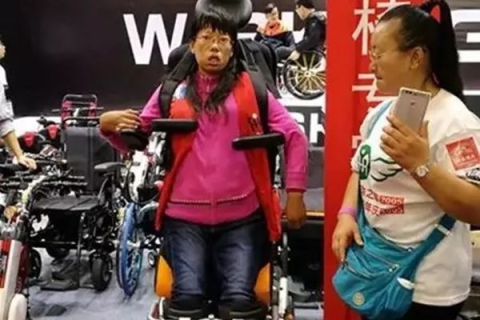 谁能帮我解梦啊？我梦见我双腿盘着飞了起来