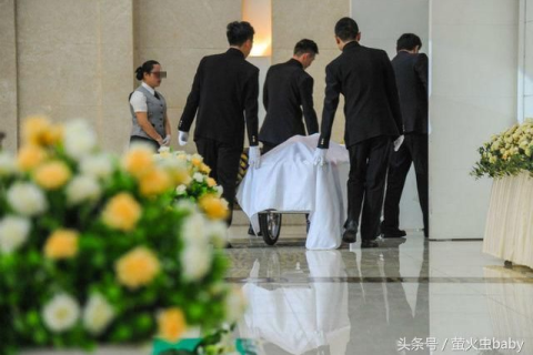 梦见别人出车祸但是没伤人，梦境背后的深层含义与解析