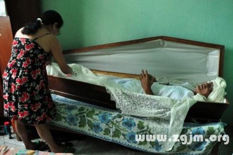 梦见自己躺在棺材里等死，周公解梦大全查询与心理分析
