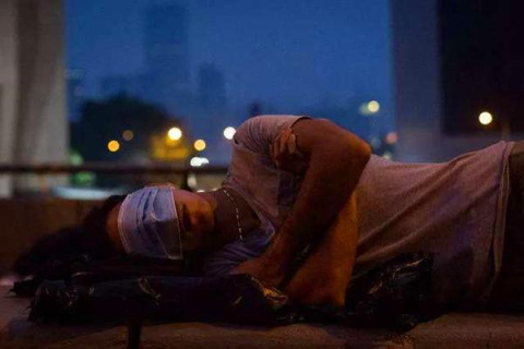 孕妇梦见亲人死了躺在棺材外面，梦境背后的深层含义与解读