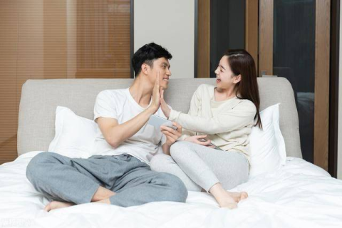 昨晚上梦到老公和别的女人聊天好像情人的关系，梦境背后的深层解析与情感启示