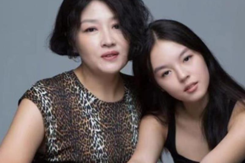 梦境交织的哀思，梦见已故父亲与健在母亲同时离世的深层解读