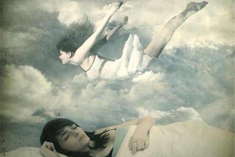 梦境中的奇异交织，梦见死人旁边有小孩，寓意何在？