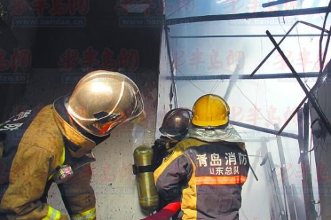 梦境中的火与逝者的衣裳，解析梦见死去父亲失火的深层含义