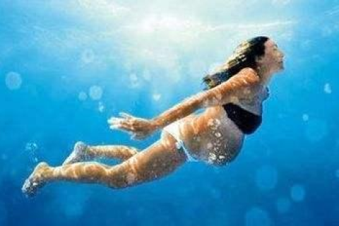 女人梦见到处都是水，潜意识中的情感与未来预兆的解读