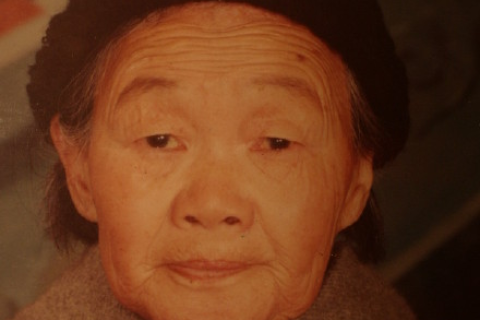 梦境中的生死轮回，梦见奶奶死了又活，寓意何在？