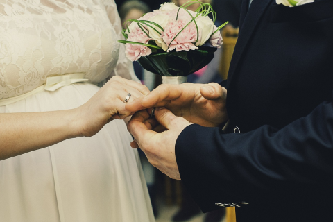 梦境中的婚礼与不舍，解析梦到好友婚嫁迟迟不走的深层含义