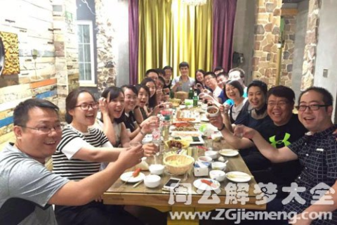 重逢旧友，梦中聚餐，解析梦见多年不见的小学同学请吃饭的深层含义