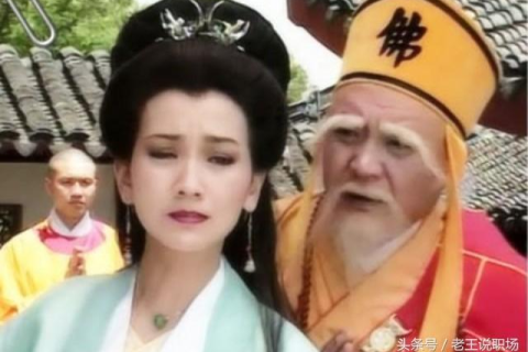 梦境解析，我梦见把一条白蛇在我脚下，害怕蛇咬我就一下把它的头给踩住了