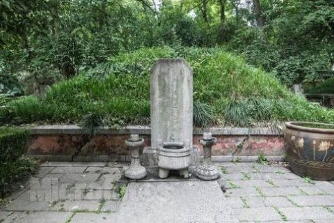 梦见房子后面有坟墓，预兆与梦境解析