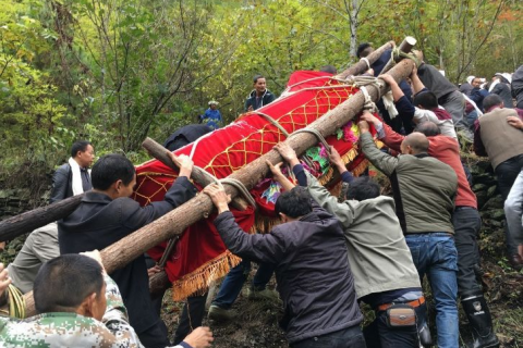 昨晚梦见一群亲戚披麻戴孝的抬起棺材，梦境背后的深层含义与预兆解析