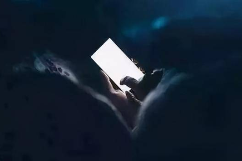 夜半惊魂，梦见自己死亡的寓意与情感交织的解析