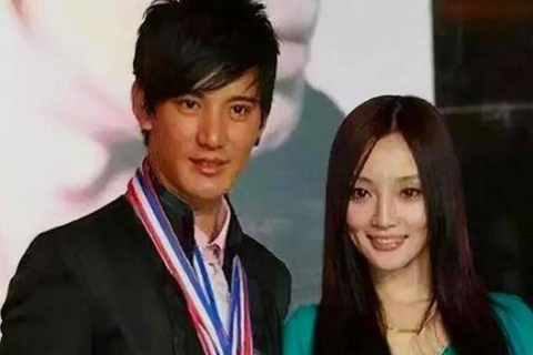 做梦梦到所有亲戚朋友都在逼我和男朋友分手，梦境背后的深层含义与心理解析