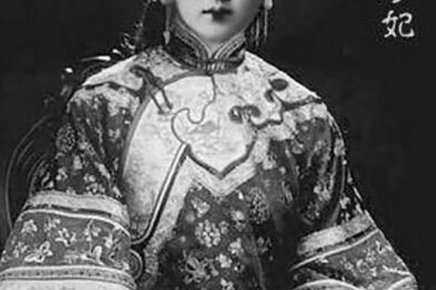 梦见躺在已埋葬的棺材前，探索潜意识的深层寓意与心灵启示