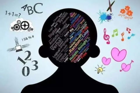 梦境中的微笑，探索我梦见一个熟悉的男人对着我笑的深层含义