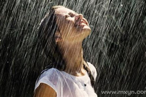 梦境解析，昨天夜里梦见下雨了淋湿了我，意味着什么？