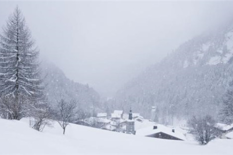 梦境中的银装素裹，解析梦到下大雪的深层含义与预兆