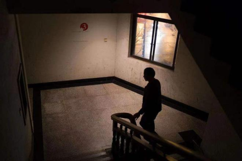 梦见死去父亲在黑棺材里躺着，梦境背后的深层含义与心理解析