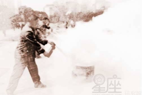 梦境中的火与水，解读梦见自己家着火又被小河水扑灭的深层含义