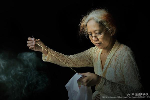 梦境交织，奶奶在火中重生与消逝的幻象