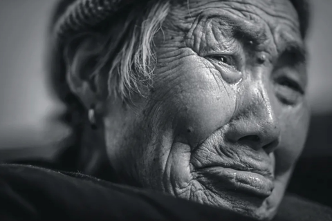 梦境中的温情缺失，梦见死去的爷爷只盖褥单的含义与解析
