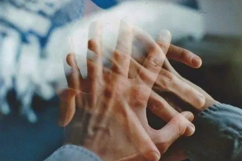 梦境交织，友谊的裂痕、枪响的震撼与爱情的脆弱