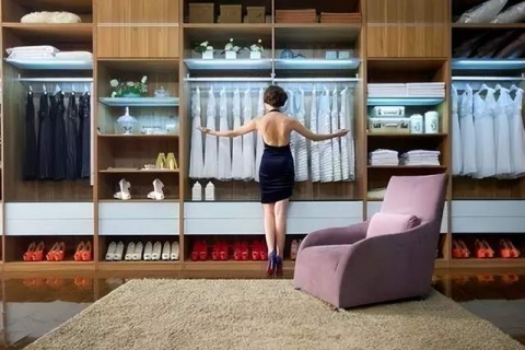 梦见衣服把柜压塌，解读梦境中的象征与心理暗示