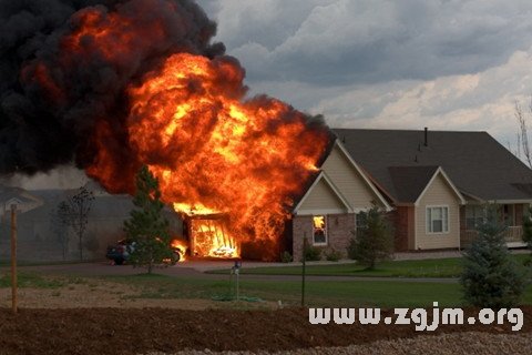 梦见自己家大门一角着火了，寓意与解析