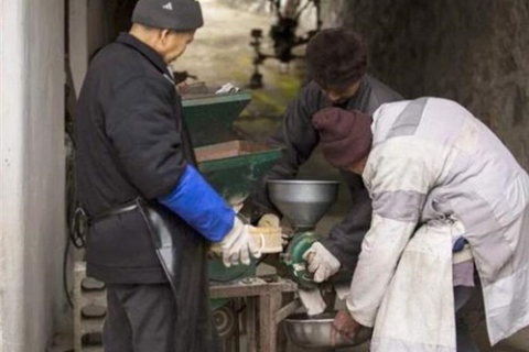 梦境与现实，解读梦见去世不久的父亲重病时遭人殴打的深层含义