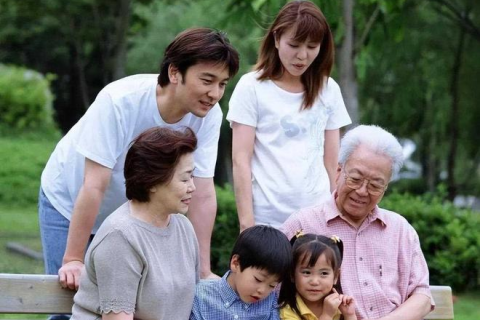 梦境解析，梦见老公从外面抱了个小男孩回来，寓意何在？