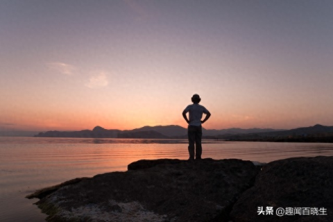 梦见一个人总跟着你，潜意识中的追寻与指引