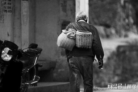 梦回往昔，探寻父亲身影，梦见父亲离世与祖辈的纸钱寄托
