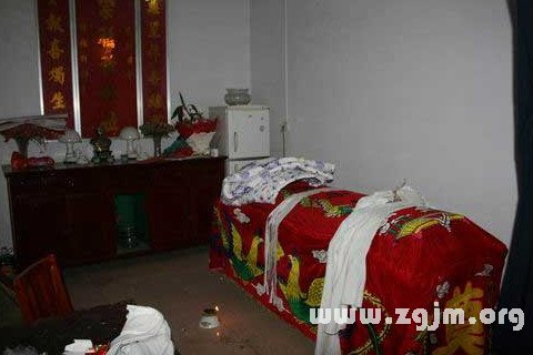 梦境解析，梦见死人出棺材从我家里出来我站一边看着