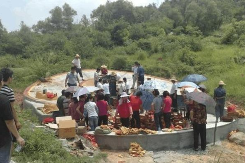 求高手解梦，梦见家人为自己修坟，外地朋友齐聚却未梦见自己