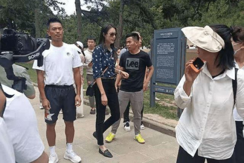 梦见全家坐飞机去旅游，探索梦境中的家庭之旅与心灵启示