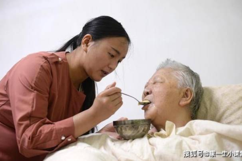梦境中的温情重逢，解读今天梦见已故的祖母紧紧抱住我，要我喂她吃饭的深层含义