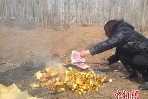 梦境交织，梦见自己与已故父亲共厕的深层解析