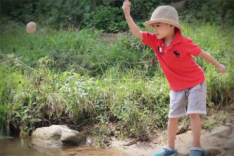 梦境解析，晚上梦见小孩子将土扔在我的头上，寓意何在？