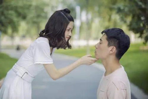 梦境的迷雾，解析为何你总梦见男友与前女友及众多女子纠缠
