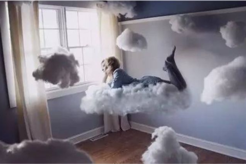 梦境中的凝视，解析梦见自己远远看着喜欢的人，担心被他发现从背后注视的深层含义