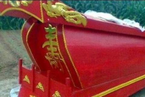 梦见黑棺材但没有盖，红色内里与正屋门口的神秘寓意